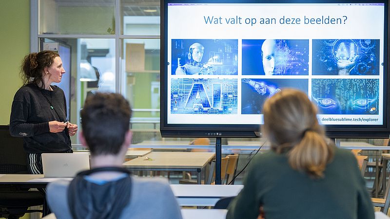 Ouders en leraren vinden zichzelf én elkaar niet geschikt om kinderen te leren over AI